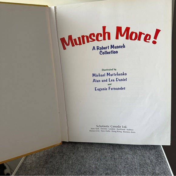 Book: Munsch More! : A Robert Munsch Collection Hardcover Robert Munsch - Picture 6 of 8